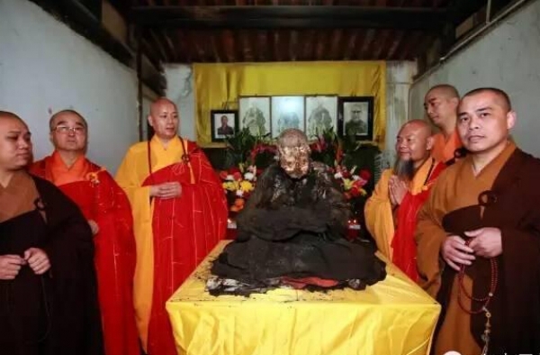 《印象》第250期:老和尚圆寂后坐缸3年肉身不腐 开缸塑金身