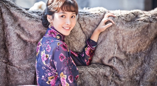 柳岩晒《少帅》美照 透视旗袍装尽显妖娆身姿