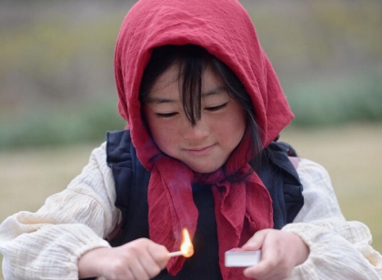 现实版“卖火柴的小女孩”天寒地冻小女孩卖火柴