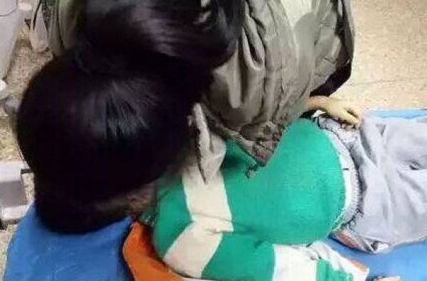 9岁男孩上吊身亡 家长称老师骂孩子滚 学校:家长不监管