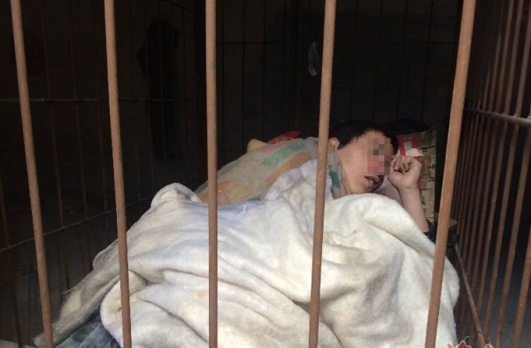 《印象》第254期:男子患精神病被家人关铁笼:愿我不在他能活下去