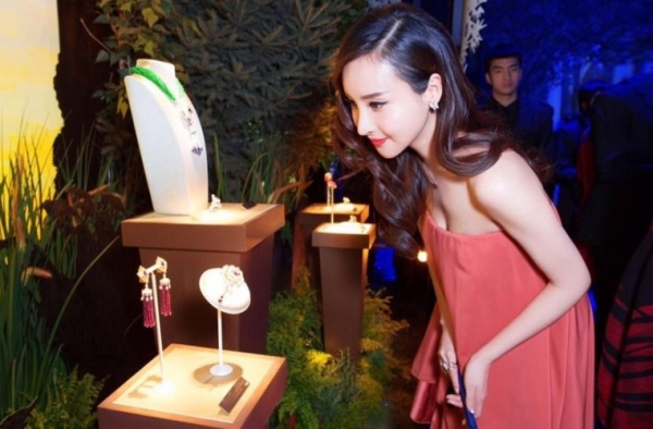 网曝王若心整容前后对比照惊人 龙女郎是天然美女?