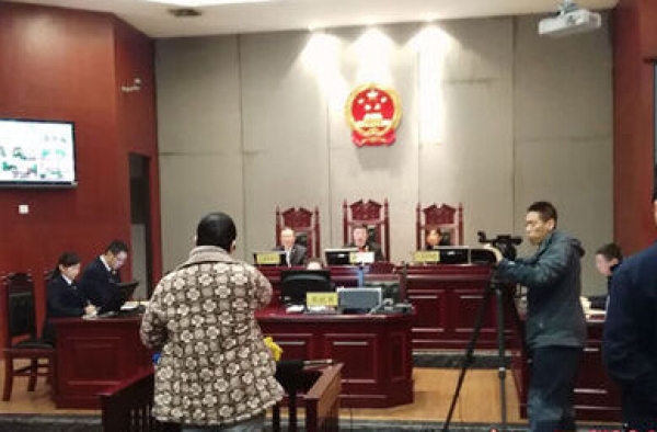 15岁少年瞒父母做变性手术 睾丸摘除致重伤实习医生被抓