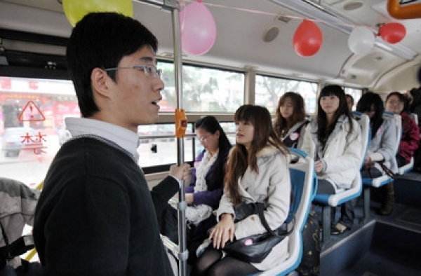 女子公交车上和陌生男子约炮 男子吓坏忙报警
