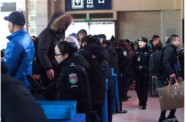 春运第一天：乘火车离京认识达40万 铁警送安全大礼包
