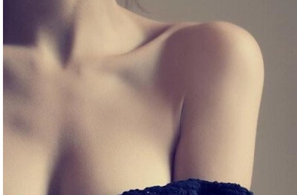 25岁美女为展性感锁骨不穿秋衣 出门十分钟肩膀冻瘫