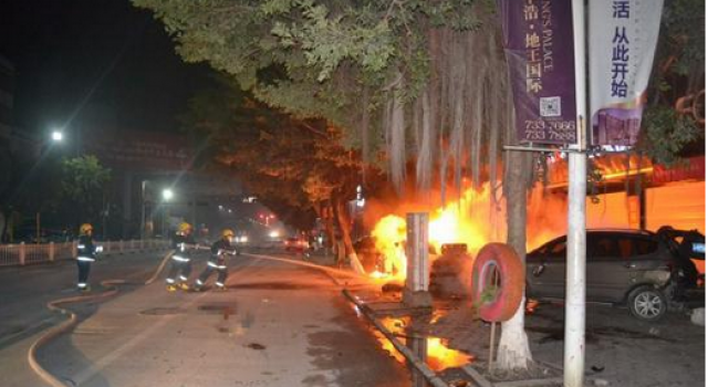 广西玉林小车撞轿车后起火 致5人死1人伤