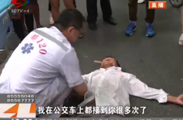 "影帝"碰瓷男子倒地抽搐 医生:别装了 都救你好多回了