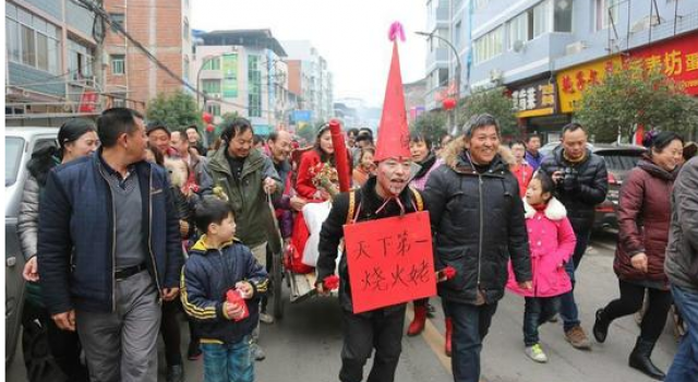 这婚俗真奇葩：重庆公公戴红高帽拉板车迎接儿媳妇