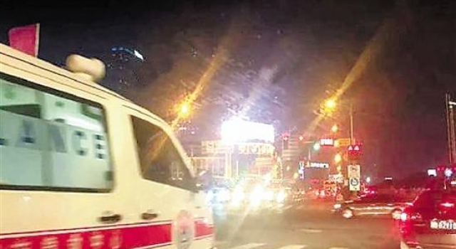 宁波多辆私家车为给救护车让道 集体闯红灯网友点赞