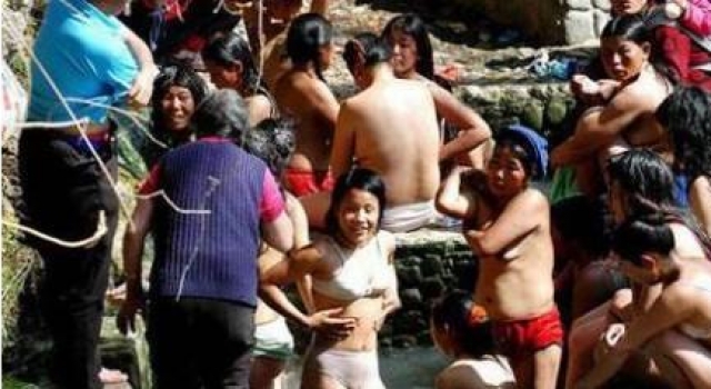 新年奇葩习俗:男女一起洗天浴 几点吃年夜饭看你姓啥