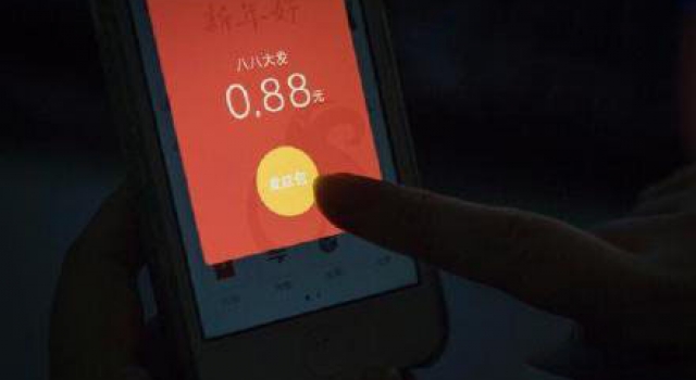 男子趁等红灯抢红包 被记2分并罚款50元