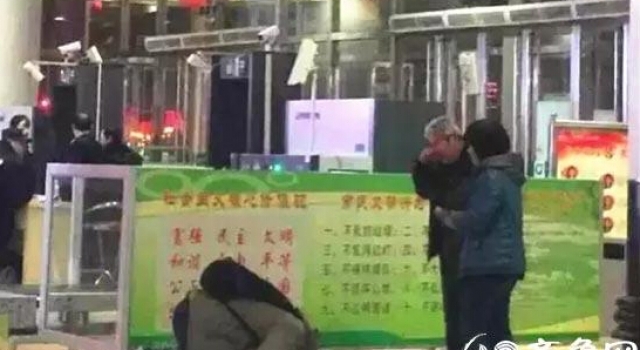 北漂男子火车站跪地泪别父母 继母：他主要是跪我