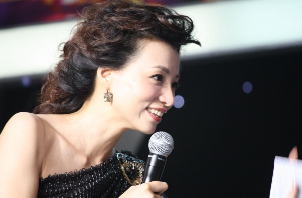 董卿丝袜高跟罕见秀美腿 董卿原来这么风骚