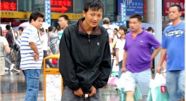 无耻！的哥马路中间撒尿 火车站男人当街小便