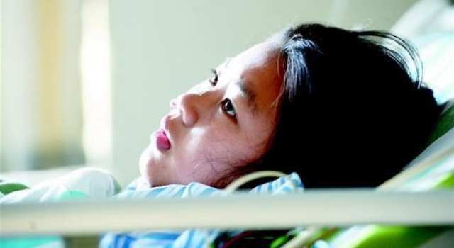继父刀捅伤继女 女孩心脏被刺破10小时奇迹生还