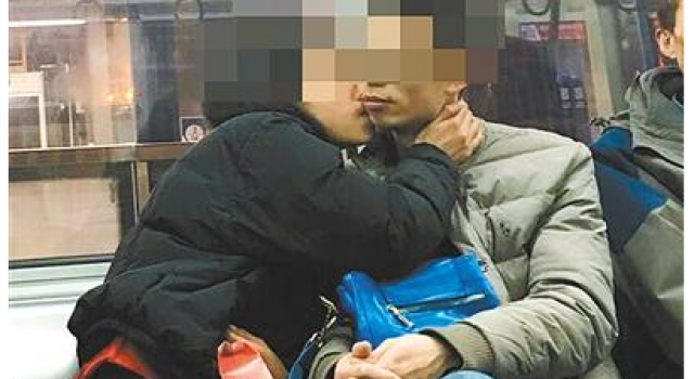 小情侣地铁秀恩爱当众接吻亲热达7站 9岁女孩惊呆了