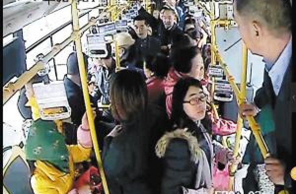 再现为老不尊!女子孕肚不明显 坐公交爱心座遭老人打骂