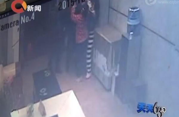 醉酒女当街小便被骂 宾馆开房未带证遭拒在大厅小便