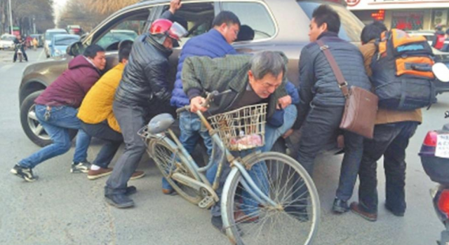 《印象》第272期:河南老汉遭汽车压脚拒上医院 怕被当成讹人