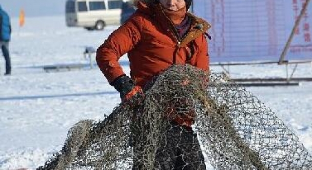 《了不起的挑战》撒贝宁变人肉米尺 以身当尺测冰层深度