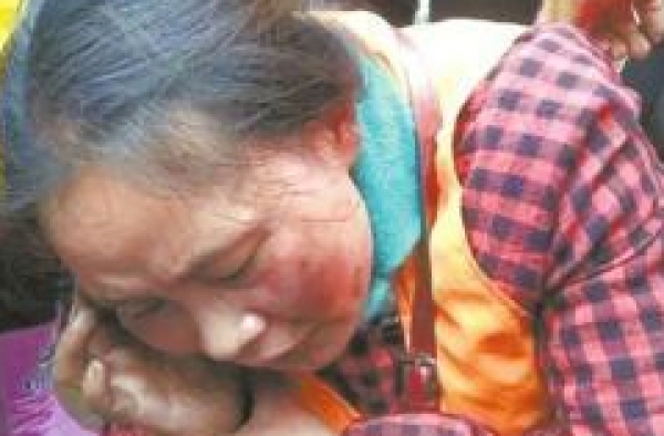 环卫工不小心把脏水溅到路人 遭母子3人拳打脚踢扇耳光