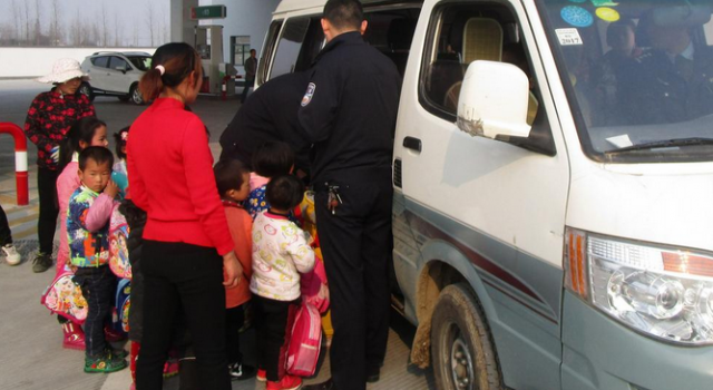 小小面包车超载33人 置生命安全于何地