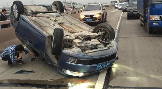 “撞翻变道车”车主回应：撞他是在维护路权