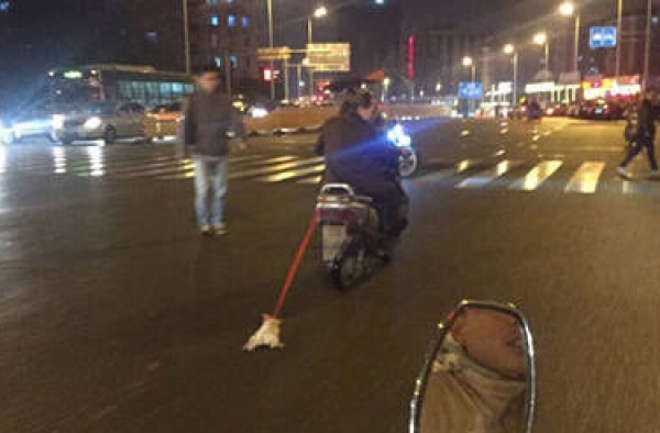 丧心病狂!男子骑电动车拖小猫飞行 无视阻止疯狂大笑