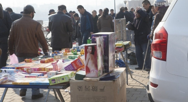 孤独的背后:长春早市黄碟和性保健品 中老年购买者居多