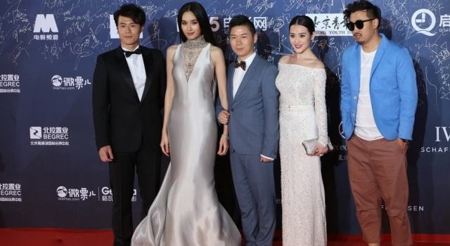 《失眠男女》剧组亮相北影红毯 泰国最美变性人大秀酮体