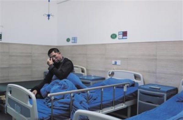 精神病患者被病友挖掉双眼 护士护工巡视数次未发现