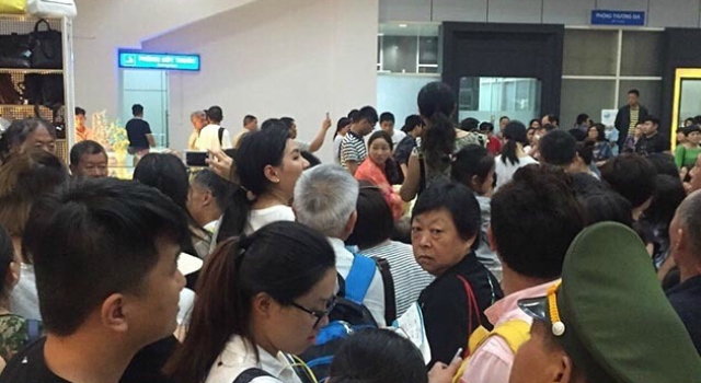 越南机场扣中国游客护照:给小费才能放行 电击枪威胁
