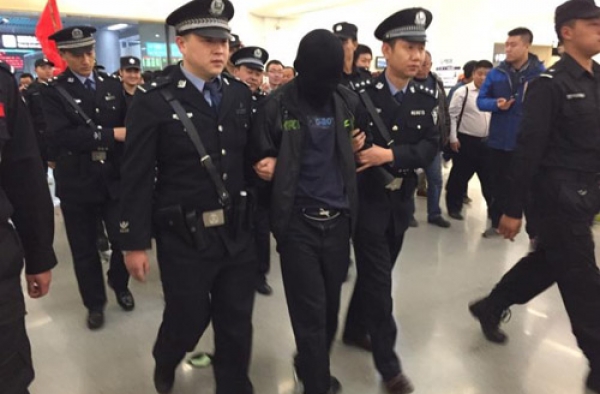 酒驾男30分钟两起事故 居然是潜逃24年杀人犯