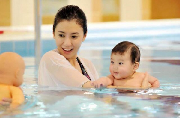贾静雯女儿咘咘不慎落水 母子被吓呆引网友担忧