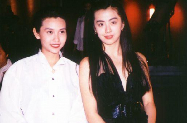 王祖贤邱淑贞昔日合影曝光 清纯迷人美哭网友