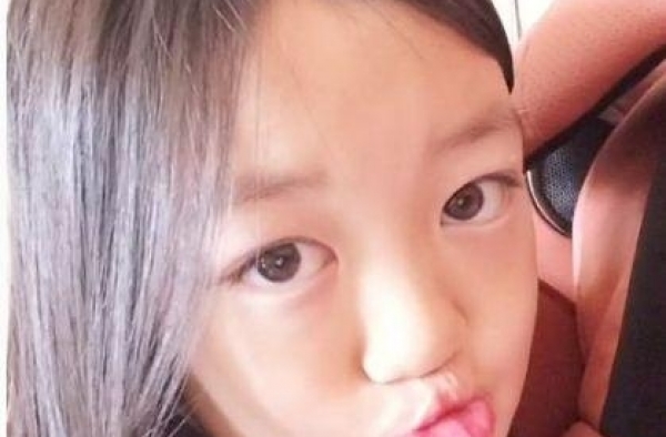 看李亚鹏女儿李嫣照片 懂女生还是自信才更可爱