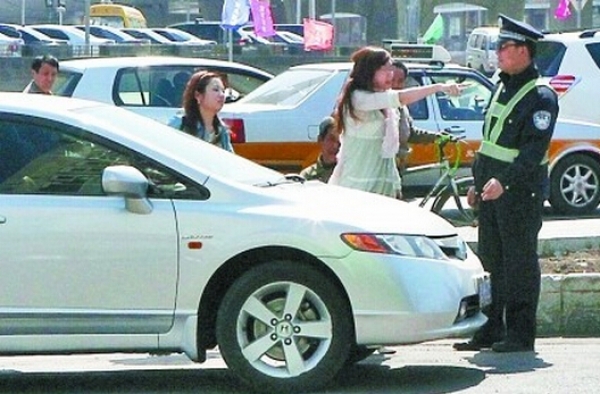 保时捷女车主无证驾驶遭查 甩万元现金贿赂交警求放过