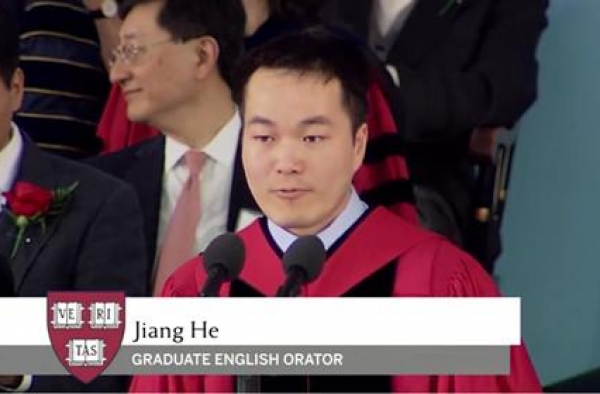 中国学生哈佛毕业演讲;曾用火疗治蜘蛛毒 教育改变人生