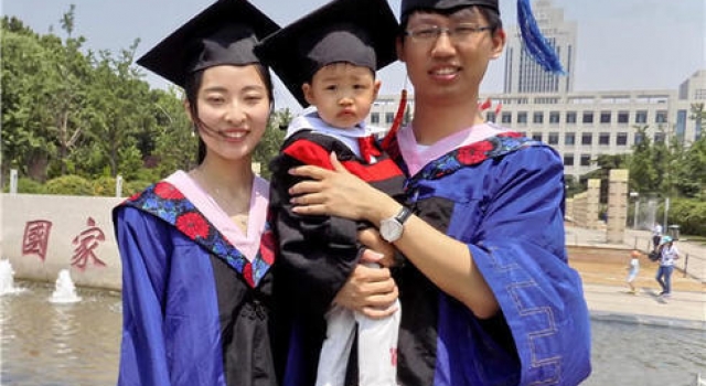 人生赢家又炫耀！研究生抱着媳妇和孩子拍毕业照