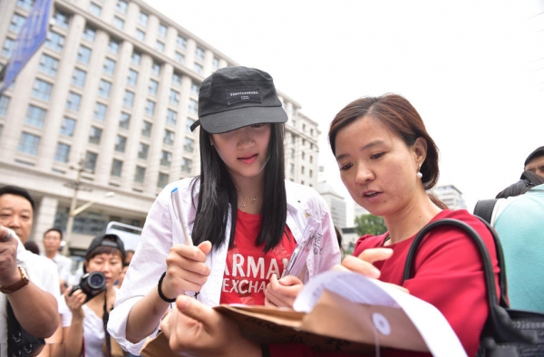 “国民闺女”关晓彤素颜参加高考 戴鸭舌帽显青春朝气