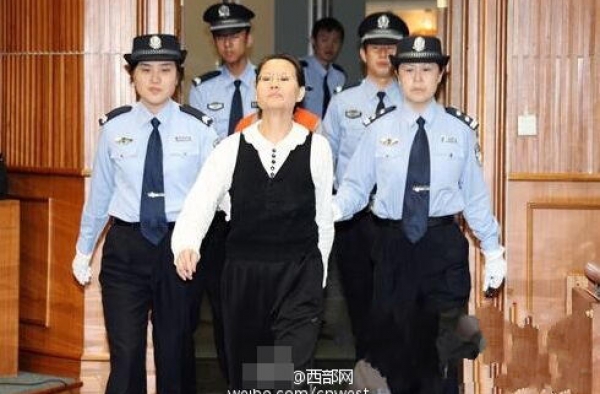 这表情真想扇一巴掌！盗窃季羡林文物女子判刑5年
