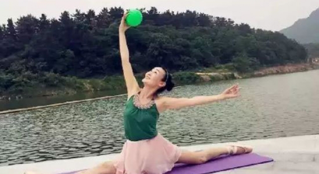 活久见!6旬阿姨像少女 身材火辣劈腿秀舞技