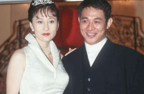 利智李连杰是怎么走到一起的?李连杰为妻还债辛酸史揭秘
