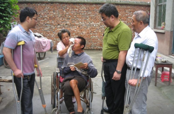 为收留重度残疾人女老板千金散尽 现今负债累累