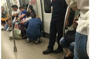 老汉抱孙女地铁当众撒尿 工作人员:屡禁不止很无奈