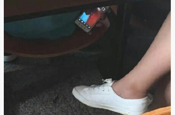 恶心!大学生教室手机偷拍女生裙底 和同桌分享讨论