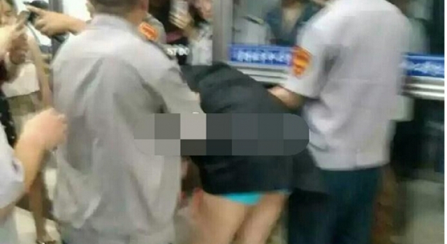 变态!男生戴假发夜闯女生宿舍 学士服内只有内裤