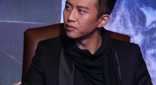 个性的背头显露温润时尚的型男气质