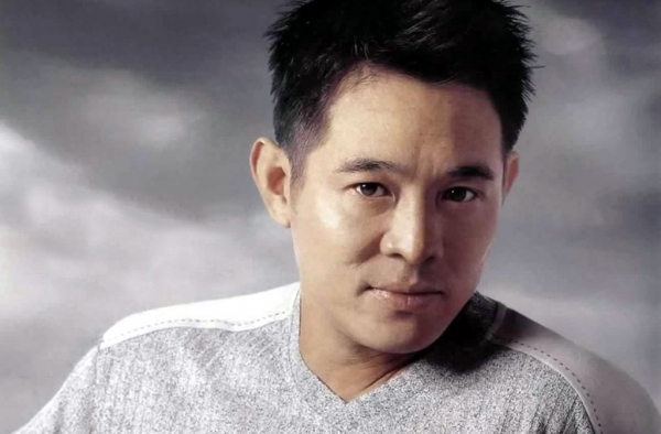 李连杰近况引人担忧 面临瘫痪都坐上轮椅了?